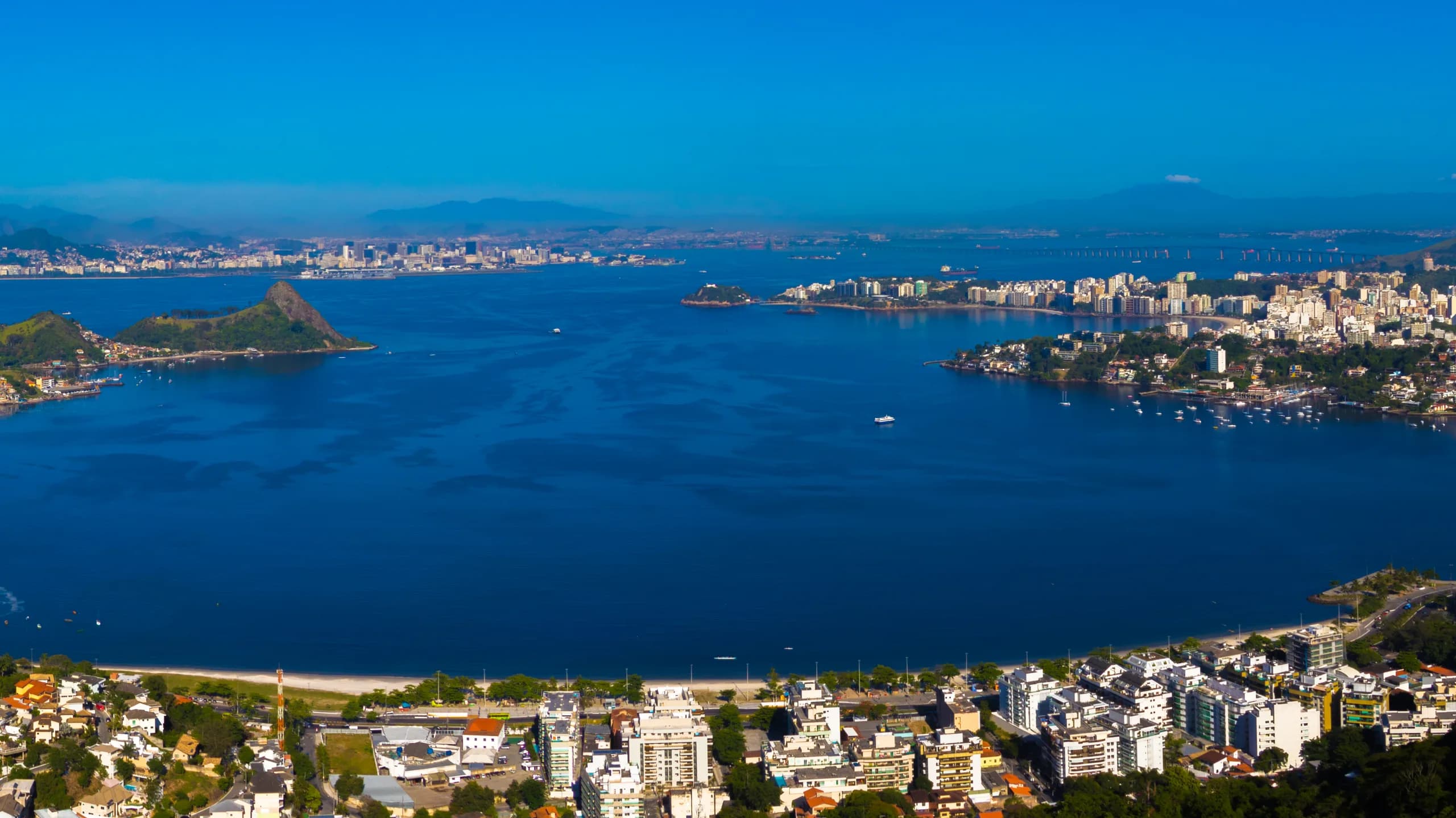 Baía de Guanabara vista de Niterói, com edifícios residenciais na orla